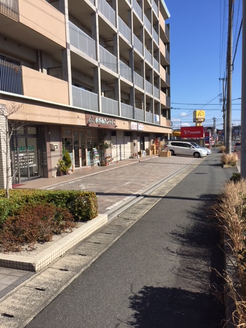 店舗・駐車場外観